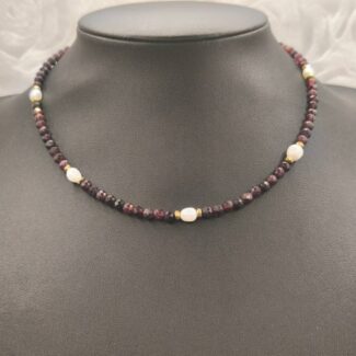 "Garnet Muse" - Χειροποίητο Κολιέ με Γρανάτη, Φυσικά Μαργαριτάρια & Αιματίτη