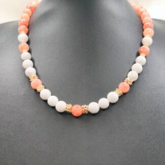 Sunset Warmth Gold Necklace – Η Γήινη Γοητεία του Πορτοκαλί Χαλαζία και του Μπεζ Αχάτη